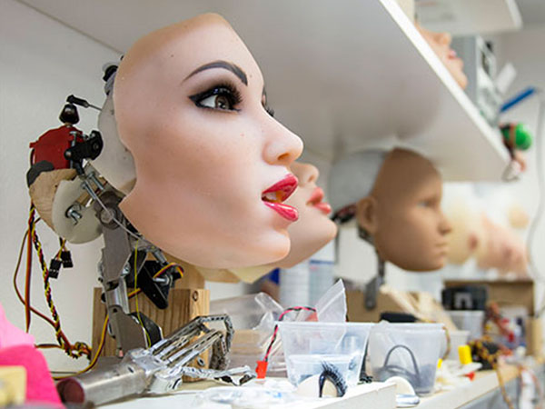 硅胶仿生人注胶机：专门制造“硅胶皮肤”的精密设备