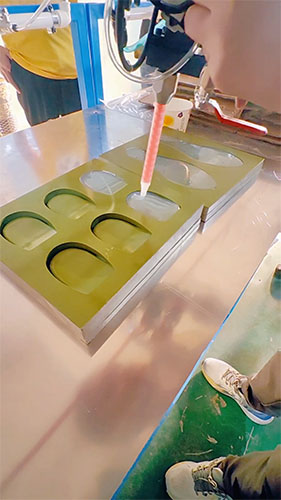 硅胶灌胶机生产硅胶鞋垫实拍视频